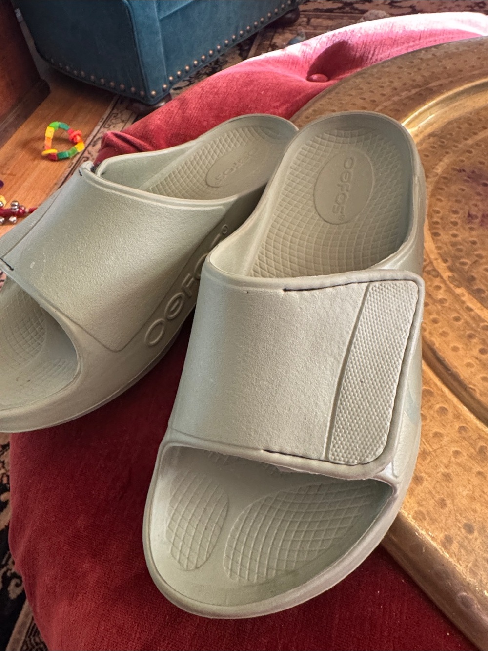 OOFOS Men's/Unisex Light Gray Slide Sandals